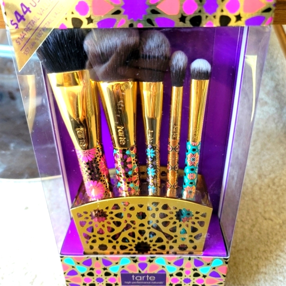 NWT Tarte Limited Edition Artful Accessories Brush Set